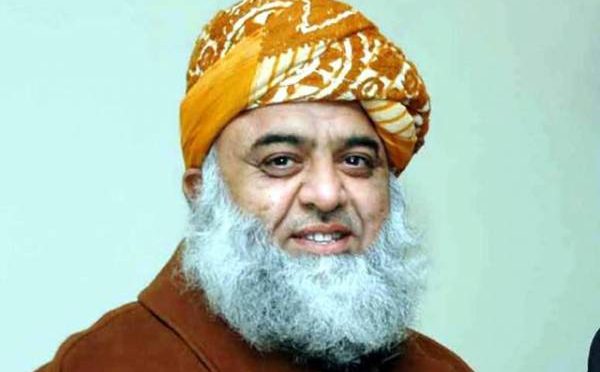 بغیر پگڑی ،بغیرجوتوں کے مولانا فضل الرحمان کے بیڈ روم کی تصاویر وائرل