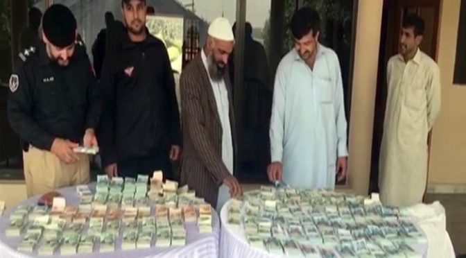 پشاورمیں پولیس کاچھاپہ،6 کروڑ مالیت کی جعلی پاکستانی کرنسی برآمد،3 ملزمان گرفتار