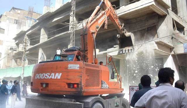 کراچی میں مشتعل افراد کا انسداد تجاوزات ٹیم پرحملہ، افسر نے بھاگ کر جان بچائی