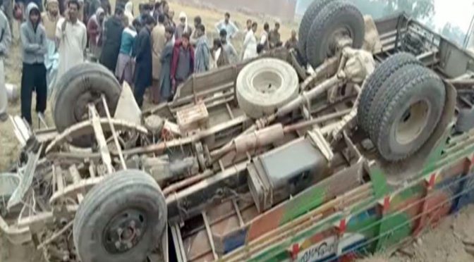 لاہور کے قریب دودھ سے بھرا ٹرک الٹنے سے 8 افراد جاں بحق