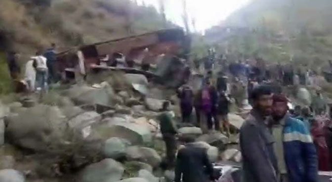 مقبوضہ کشمیر میں مسافر بس گہری کھائی میں گرنے سے 11 افراد ہلاک