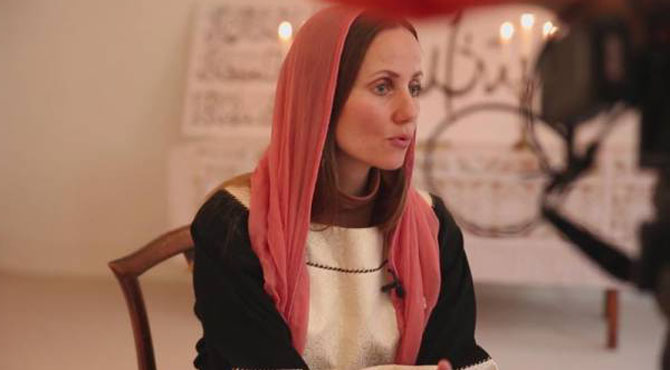 مسجد میں نماز کے لئے امامت کرنیوالی خاتون نے پھر سوشل میڈیا پر نیا محاذ کھول دیا،ہنگامہ برپا ہوگیا