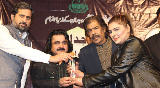 صوفی فیسٹول میں معروف صحافی اور چینل ۵کی نمائندہ صدف نعیم کو بہترین کار کردگی کا ایوارڈ دیا گیا