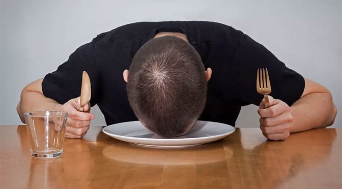 کھانے کے بعد اکثر افراد کو غنودگی کا سامنا کیوں ہوتا ہے؟