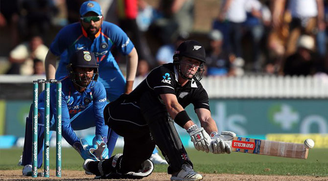 نیوزی لینڈ نے بھارت کو باآسانی چوتھے ون ڈے میں 8 وکٹوں سے شکست دے دی