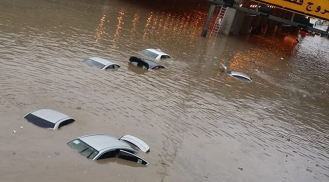 سعودی عرب میں سیلاب سے تباہی نظام زندگی درہم برہم، پروازیں معطل