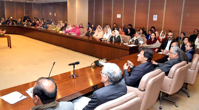 احتساب جمہوریت کیلئے خطرہ نہیں : عمران خان