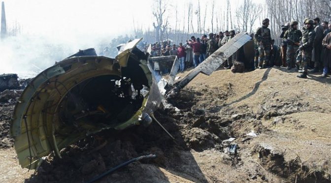 مقبوضہ کشمیر میں بھارتی فوجی ہیلی کاپٹر گرکر تباہ، 6 اہلکاروں سمیت 7 افراد ہلاک