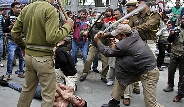 بھارتی فوج کے تشدد اور ہتک آمیز رویے نے بیٹے میں نفرت بھری، خود کش بمبار کے والدین