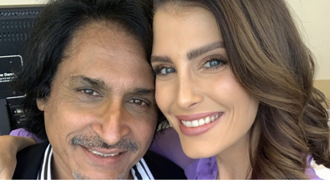 پی ایس ایل کی اینکر اور سابق مس ورلڈ ’ایرن ہولینڈ‘ نے رمیز راجہ کیساتھ ایسی تصویر شیئر کر دی کہ ان کی اہلیہ کی آنکھیں بھی کھلی کی کھلی رہ جائیں