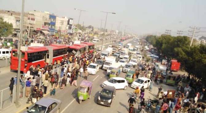 لاہور میں میٹرو بسیں ٹکرا گئیں،   خاتون جاں بحق، 16 زخمی ، حالت تشویشناک