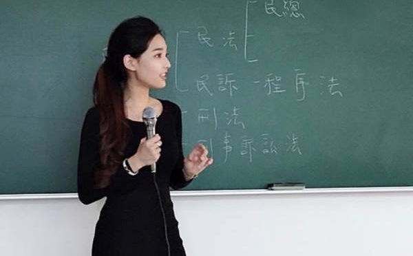 دنیا کی سب سے خوبصورت خاتون ٹیچر کی تصاویر نے انٹرنیٹ پر دھوم مچا دی