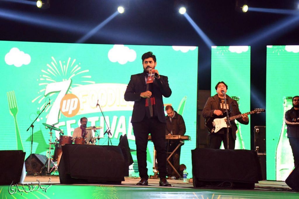 مشرو ب بنا نے وا لی کمپنی کا تاریخی کنسرٹ ، ابرا رالحق کی پرفارمنس پرشائقین کا وا لہا نہ رقص