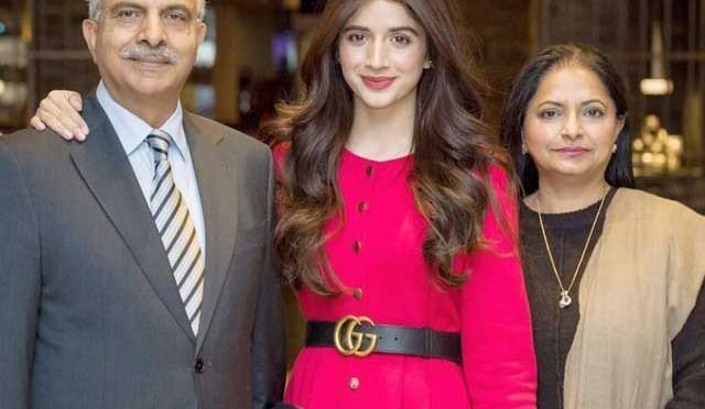 ماورا حسین گریجویشن کی ڈگری لیتے ہوئے جذباتی ہوگئیں