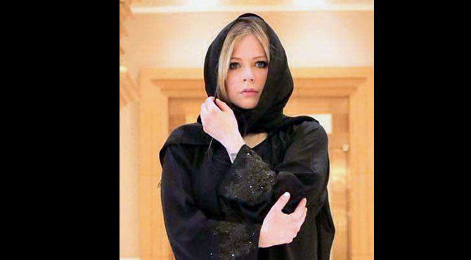 کینیڈین گلوکارہ ایورل لیویگن کی برقعہ پہنے تصویر نے دھوم مچا دی