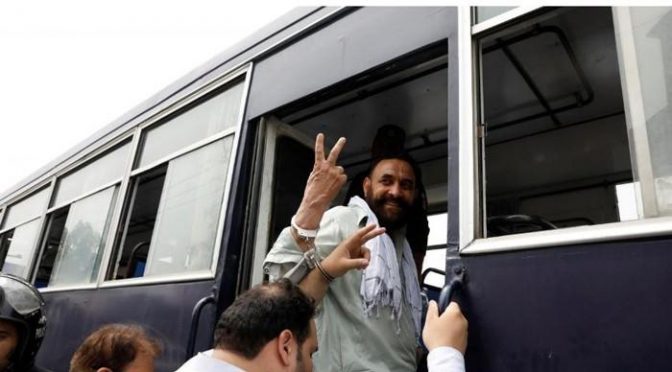 ن لیگ کے کارکنوں نے کوٹ لکھپت جیل کے سامنے ٹرین روک دی،انجن پر چڑھ کر احتجاج