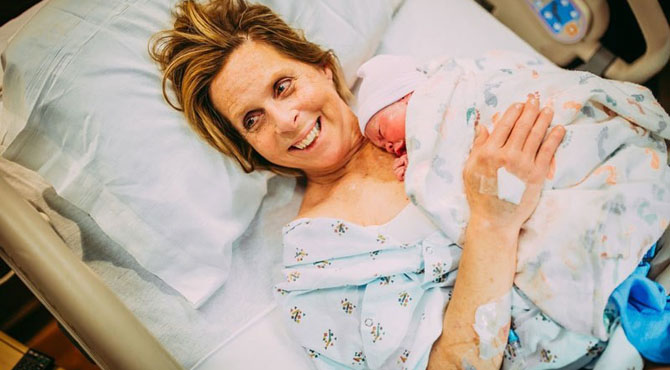 امریکا: جب 61 سالہ خاتون نے بیٹے کے بچے کو جنم دیا