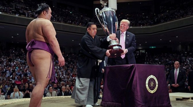 جاپان کے دورے پر گئے ہوئے امریکی صدر ڈونلڈ ٹرمپ سومو ریسلنگ کا مقابلہ دیکھنے پہنچ گئے