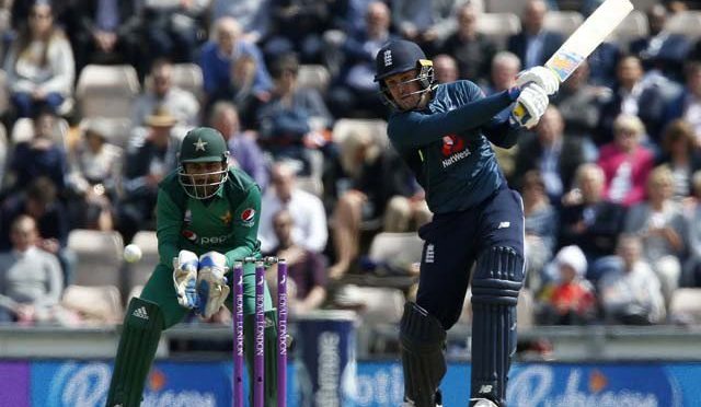 چوتھا ون ڈے: پاکستان کے دیے گے ہدف کے تعاقب میں انگلینڈ کی بیٹنگ جاری