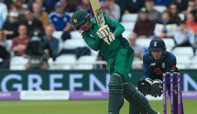 پانچواں ون ڈے، انگلینڈ کے 351 رنز کے تعاقب میں پاکستان کی بیٹنگ لڑکھڑاگئی