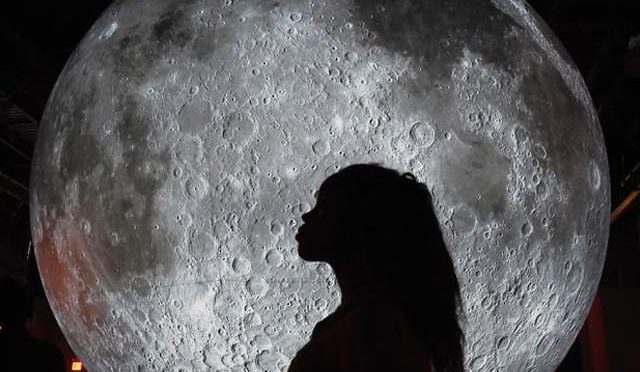 چاند پر پہلی بار ایک خاتون قدم رکھیں گی