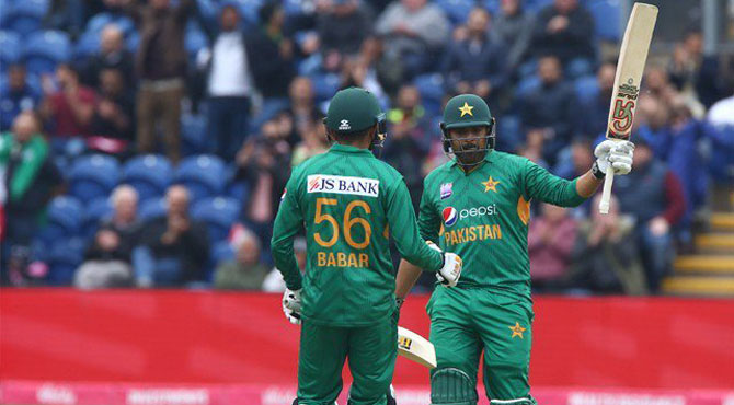 پہلا ون ڈے؛ پاکستان کی انگلینڈ کیخلاف بیٹنگ جاری