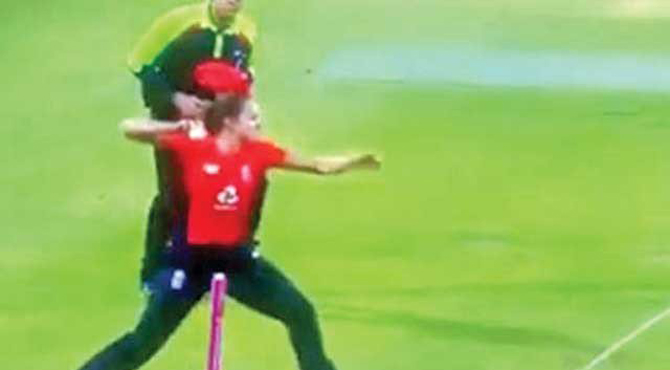 مخالف اینڈ پر تھرو، ویمن کرکٹر نے مذاق اڑنے پر دلچسپ وضاحت پیش کردی