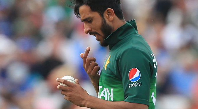 ‘امپائروں نے گیند کیوں چیک کی؟’ انگلش میڈیا پاکستان کی جیت نہ ہضم کر سکا