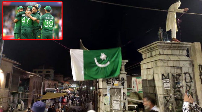 قومی ٹیم کی فتح ، سرینگر میں کشمیری نوجوان پاکستانی پرچم لیکر سڑکوں پر