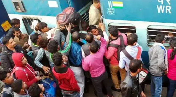 ہندوآنہ نعرہ نہ لگانے پر مدرسے کے استادکو چلتی ٹرین سے دھکا