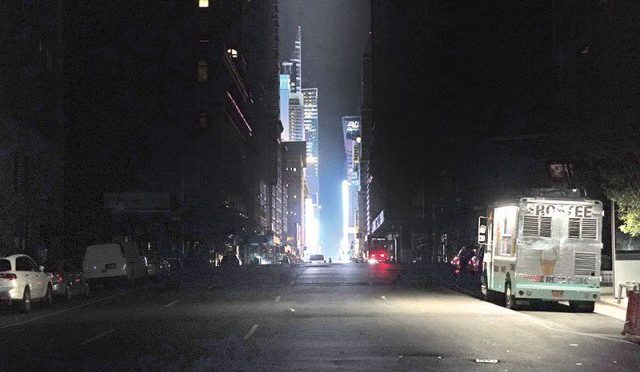 بجلی بند ہونے سے نیویارک کا گنجان آباد علاقہ تاریکی میں ڈوب گیا