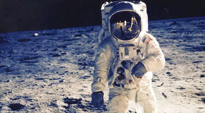 ناسا کا چاند پر جانے والے مشن میں خاتون کو شامل کرنے کا اعلان