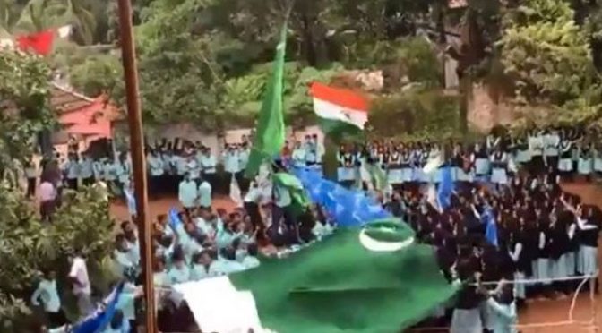 بھارتی کالج میں طالب علموں نے پاکستانی پرچم لہرادیا
