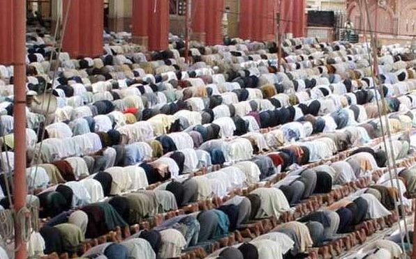 جرمنی کے دارالحکومت برلن میں پہلی بار ہزاروں مسلمانوں کے ایک ساتھ نمازِ عید ادا کرنے کے منظر نے سماں باندھ دیا