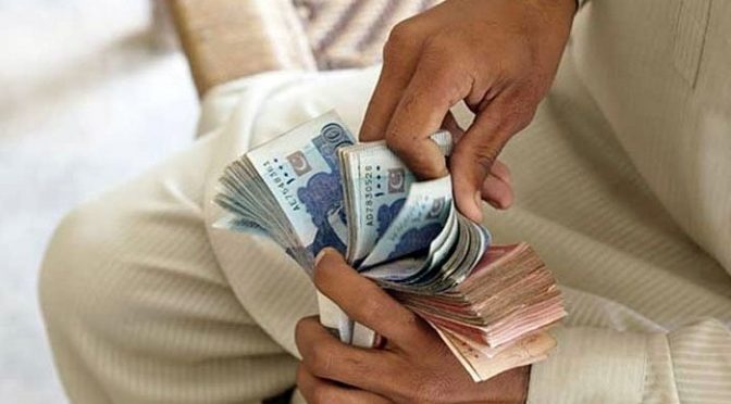 ایف بی آر کے نوٹسز کا خوف، ایک ماہ میں بینکوں سے 711 ارب روپے نکلوالیے گئے