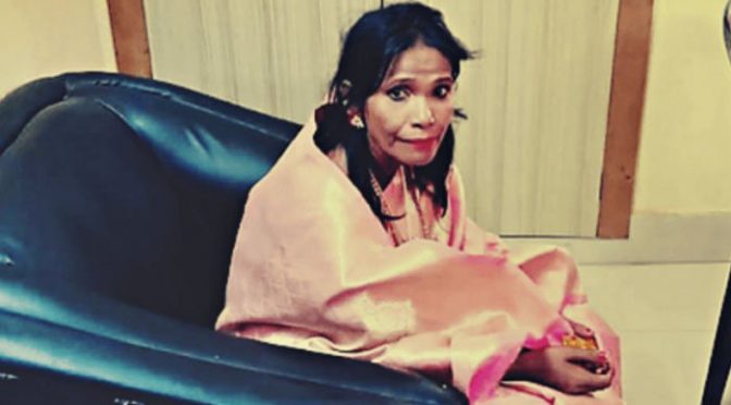 ریلوے اسٹیشن پر گانے والی نادار خاتون بالی وڈ پہنچ گئیں