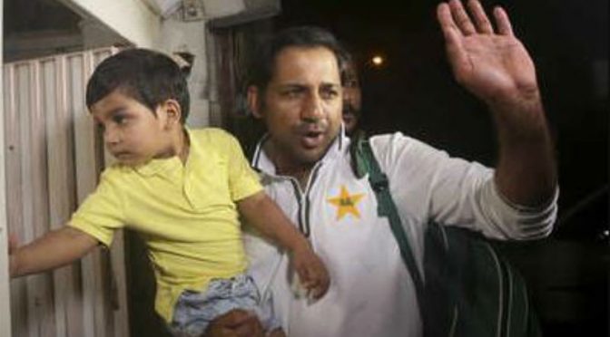 قومی ٹیم کے کپتان سرفراز احمد کے بیٹے عبداللہ کی گلی میں بچوں کے ساتھ کرکٹ کھیلتے ہوئے وڈیو سوشل میڈیا پر وائرل