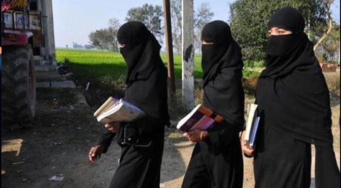بھارت میں ہندو انتہا پسندی، برقع پوش مسلمان لڑکیوں کا کالج میں داخلہ بند