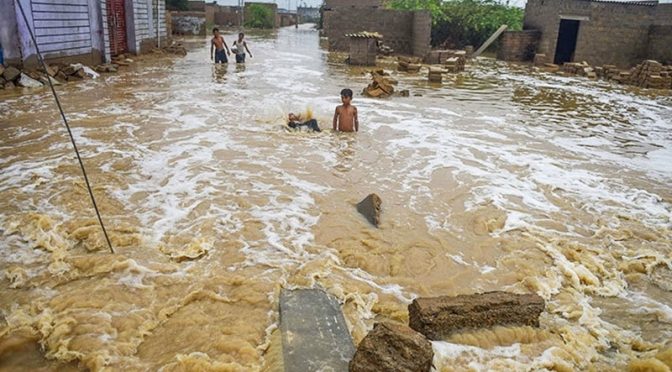 کراچی میں موسلادھار بارش، 3 افراد جاں بحق