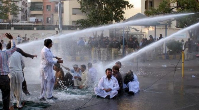 سندھ، احتجاج کرنے والے اساتذہ پرپولیس کا لاٹھی چارج