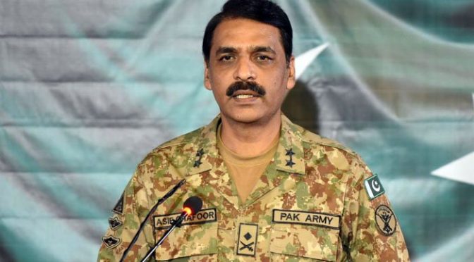 مقبوضہ کشمیر میں ترجمان پاک فوج میجر جنرل آصف غفور کے پوسٹرز آویزاں