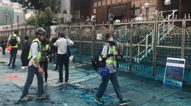 ہانگ کانگ میں مسجد کے سامنے نیلا رنگ پھینکنے پر حکومت کی معذرت