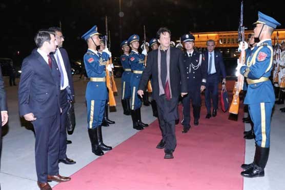 وزیراعظم عمران خان دورہ چین کے بعد وطن پہنچ گئے، چینی نائب وزیرخارجہ ،اعلیٰ حکام نے الوداع کیا