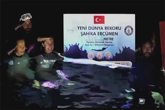 ترکی: برفیلے پانی میں 100 میٹر تک تیراکی کا ورلڈ ریکارڈ ساہیکا ارکومین نے اپنے نام کر لیا
