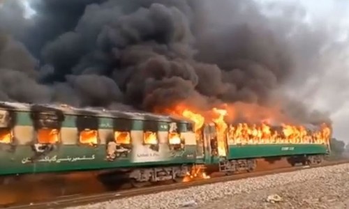 جلتی ٹرین فراٹے کیوں بھرتی رہی عملہ کہاں تھا ؟کئی سوالات ،جواب طلب