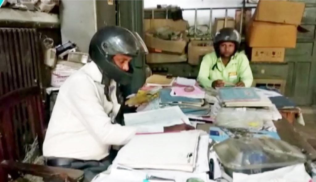 سرکاری ملازمین دفتر کے اندر ہیلمٹ پہننے پر کیوں مجبور ہونے لگے؟حیران کن انکشاف