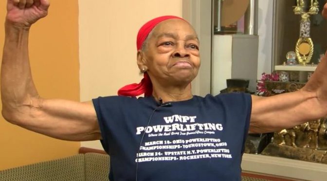 82 سالہ معمر بلڈر خاتون نے گھر میں گھسنے والے آدمی کی دُرگت بنادی