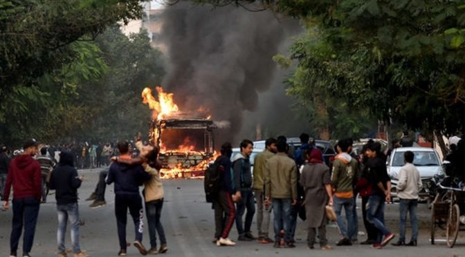 شہریت کے متنازع قانون کیخلاف مظاہرے، بھارتی دارالحکومت میدان جنگ بن گیا