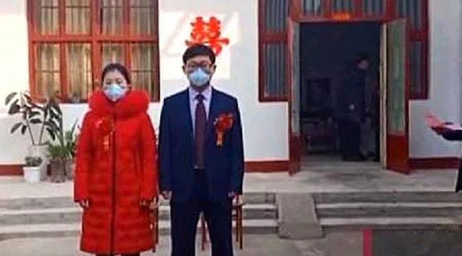 کورونا: چینی ڈاکٹر 10 منٹ میں شادی کرکے مریضوں کا علاج کرنے چلا گیا