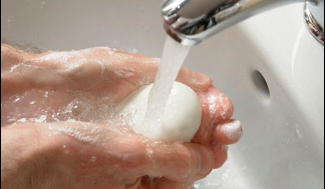 سینیٹائزر کی ضرورت نہیں، عام صابن سے ہاتھ دھونا ہی کافی ہے، سائنسدان کا مشورہ